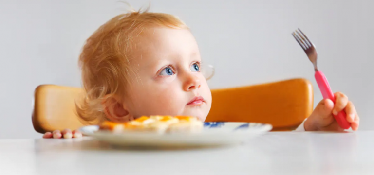 Comment réagir si bébé refuse de manger ?