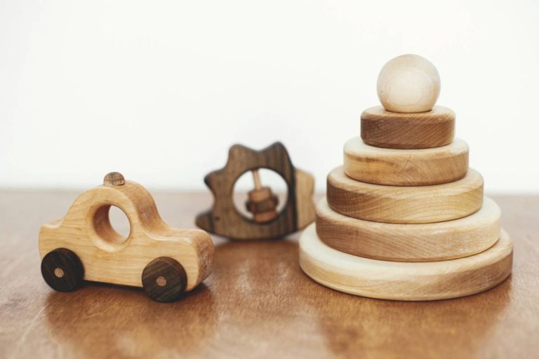 Pédagogie Montessori : pourquoi privilégier les jouets en bois ?