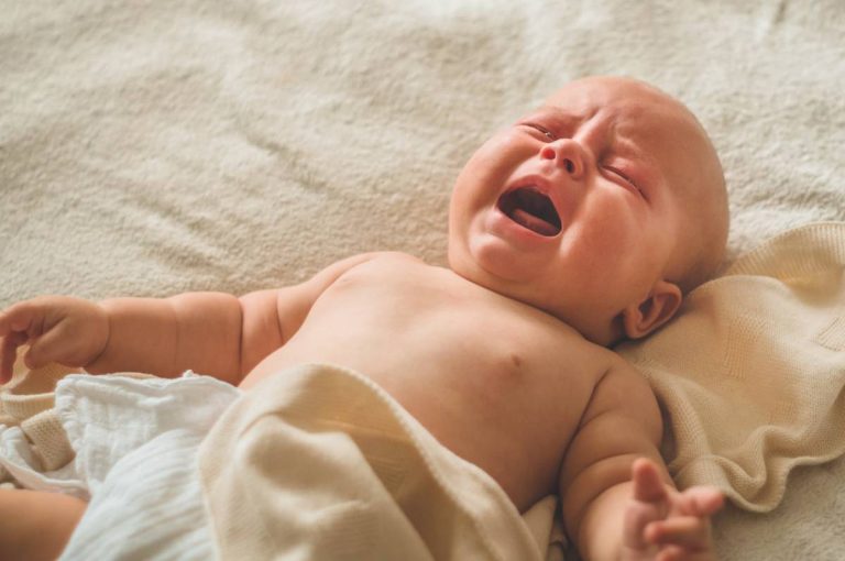 Comment apaiser un nouveau-né qui dort mal pendant ses siestes ?